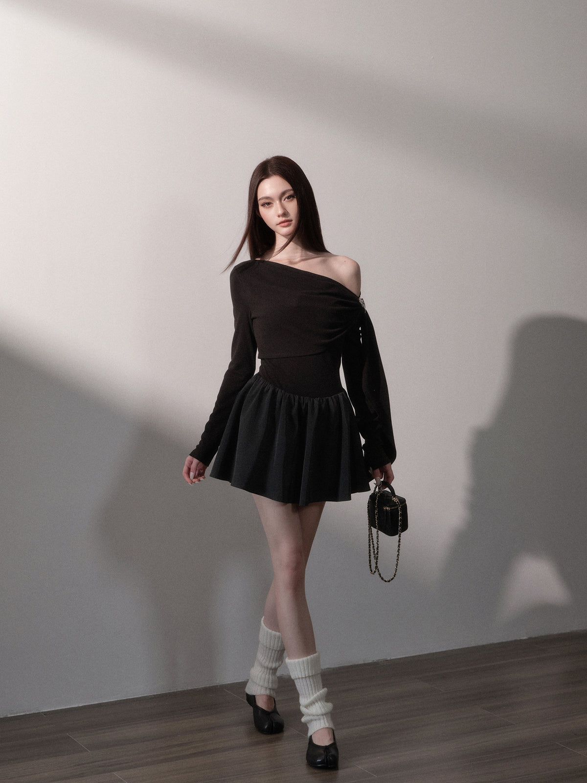 Vestido corto drapeado con hombros descubiertos