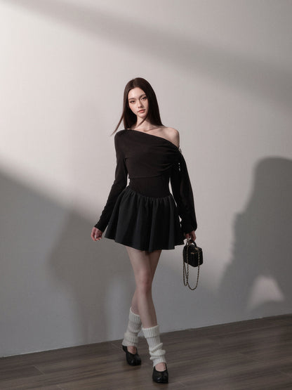 Vestido corto drapeado con hombros descubiertos