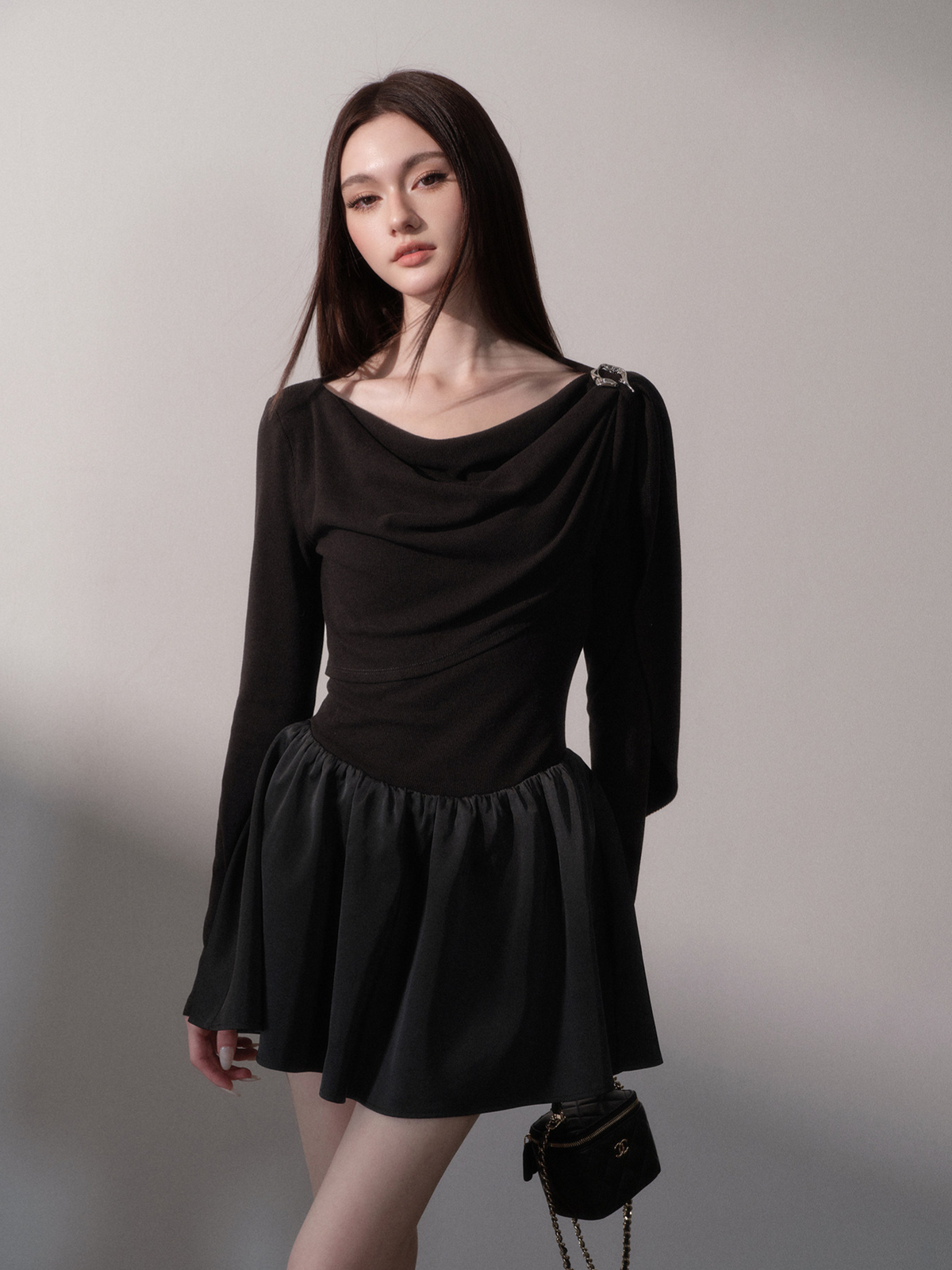 Vestido corto drapeado con hombros descubiertos