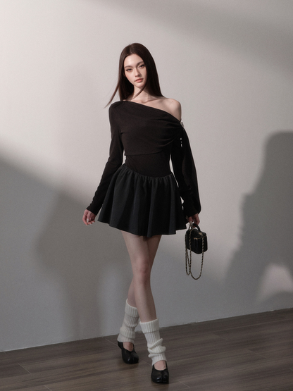Vestido corto drapeado con hombros descubiertos