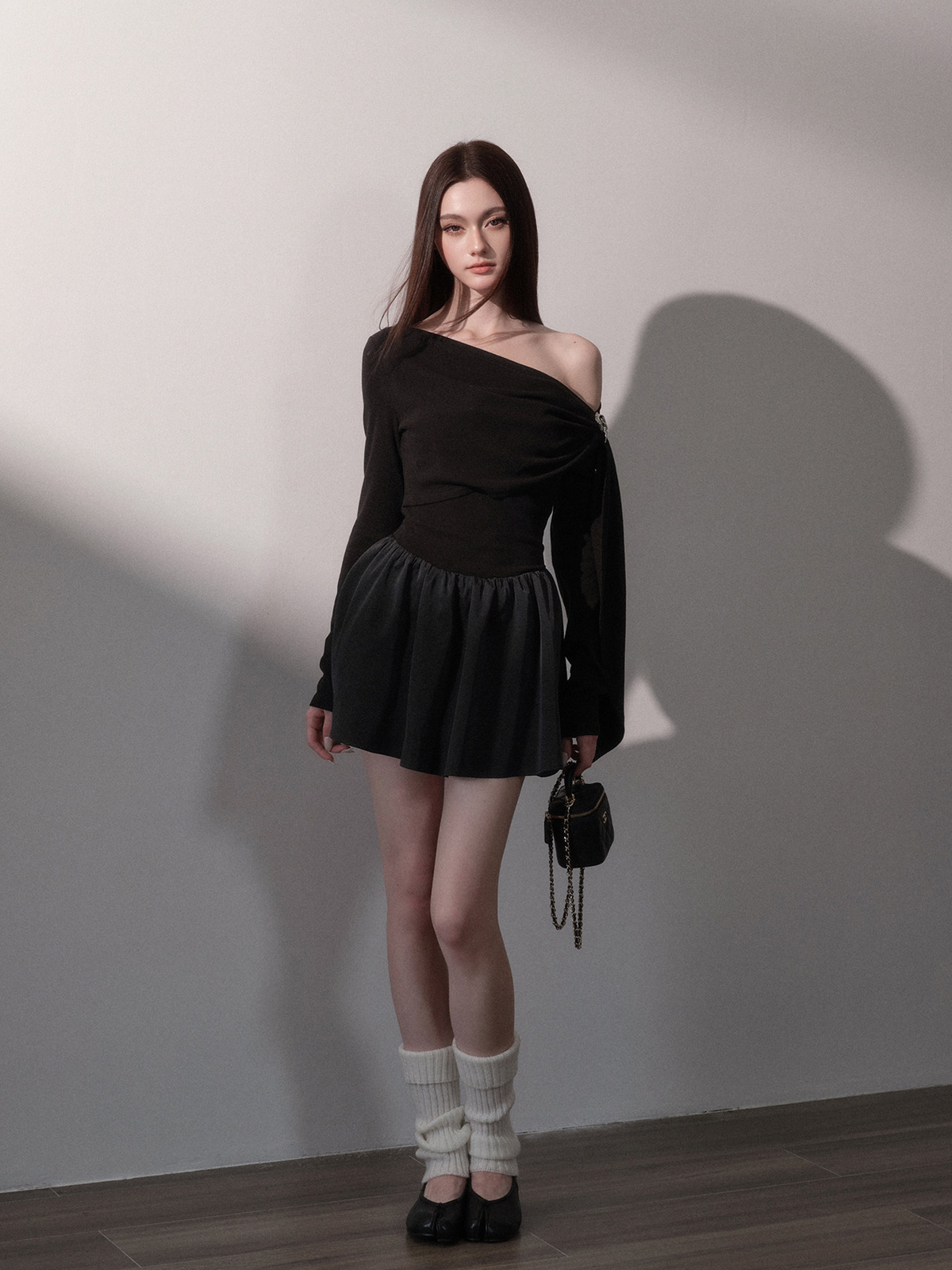 Vestido corto drapeado con hombros descubiertos — Cargar imagen 2 en vista de galería
