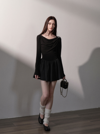 Vestido corto drapeado con hombros descubiertos