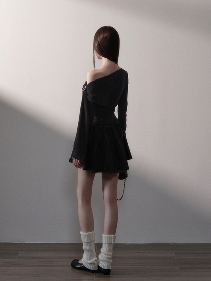 Vestido corto drapeado con hombros descubiertos