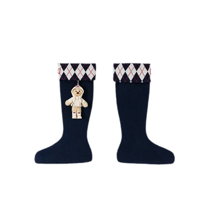 Tất cao đến gối họa tiết argyle với mặt dây gấu