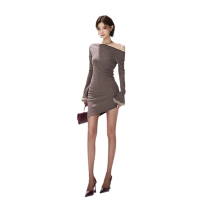 Asymmetrisches Kleid mit Fuchspelz-Bündchen