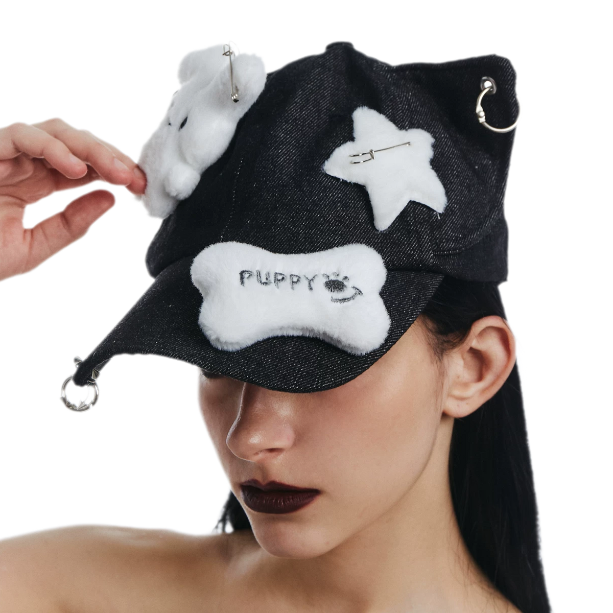 Punk-baseballpet met pluchen applicaties