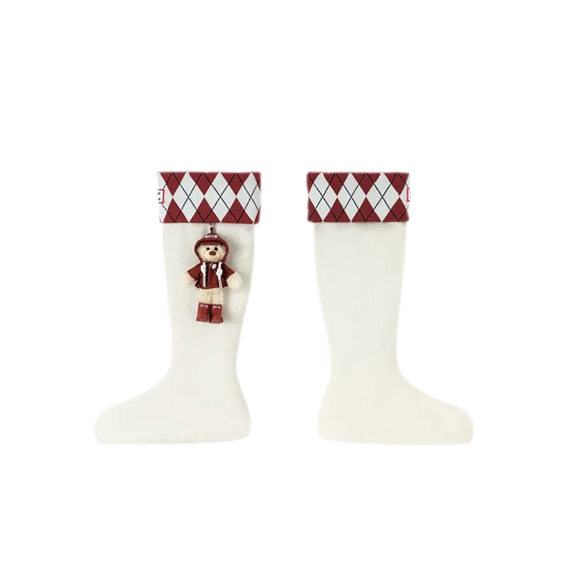 Tất cao đến gối họa tiết argyle với mặt dây gấu