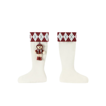 Tất cao đến gối họa tiết argyle với mặt dây gấu