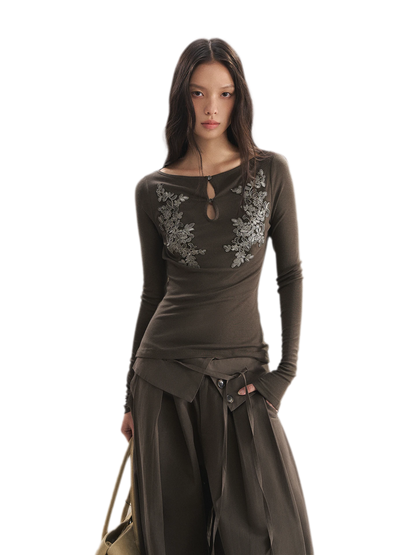 Top en maille Tencel brodé avec découpes