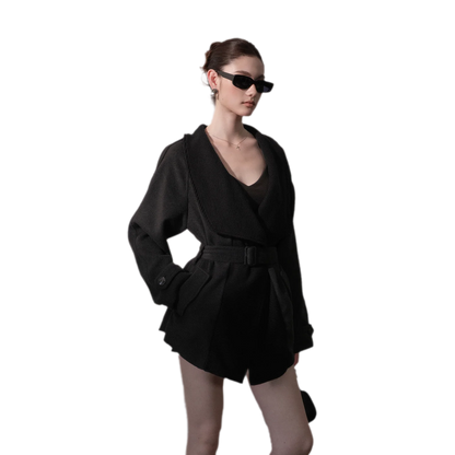 Wollmantel mit asymmetrischem Revers