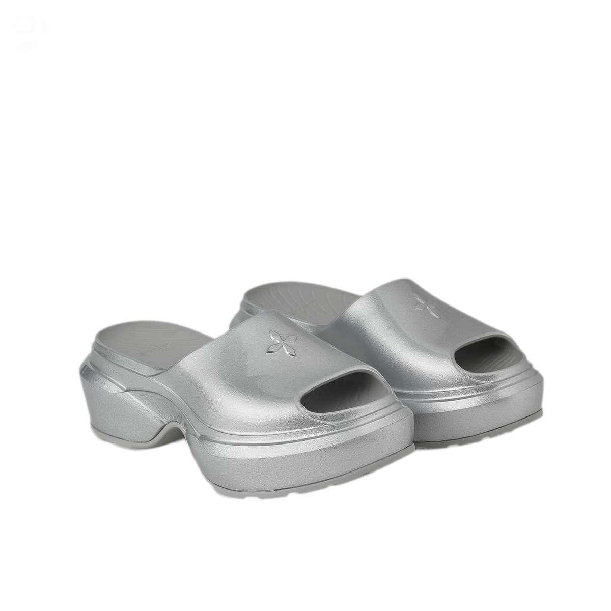Chanclas deportivas con plataforma estilizada