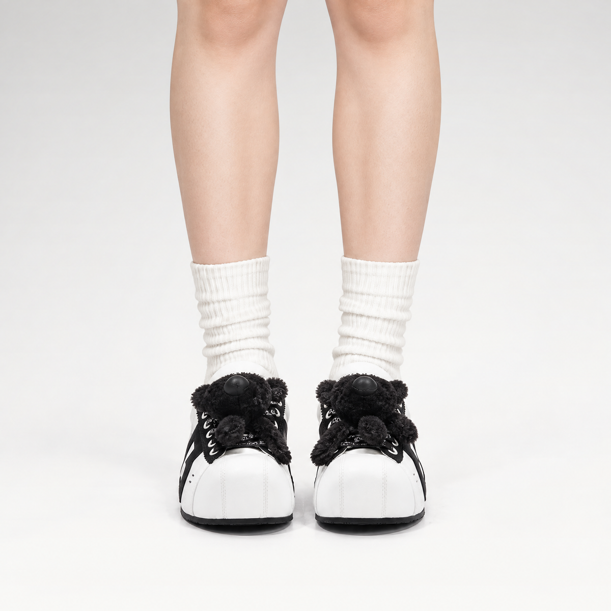 Sneakers basse chunky in suede con orso