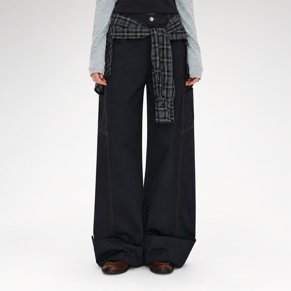 Gewaschene, geschwungene Hose mit weitem Bein