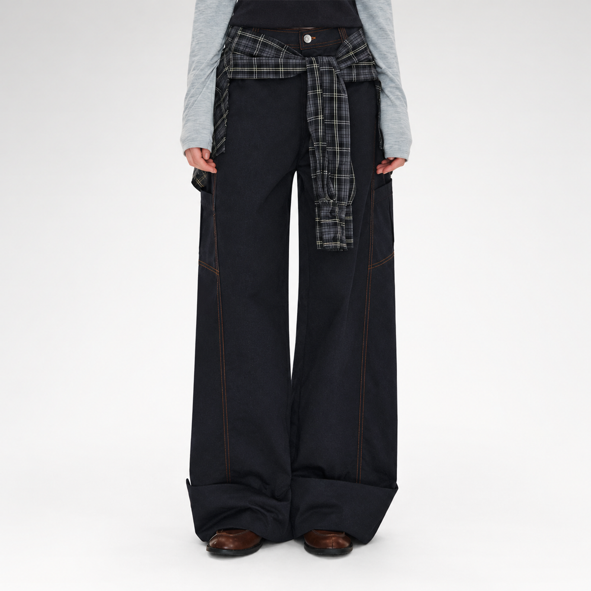Pantaloni ampi a gamba curva lavati