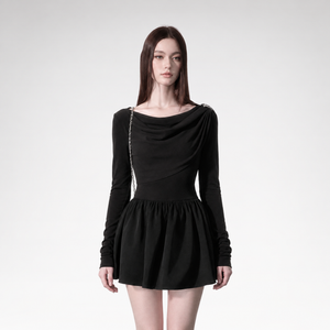 Vestido corto drapeado con hombros descubiertos
