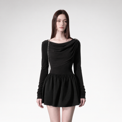 Vestido corto drapeado con hombros descubiertos