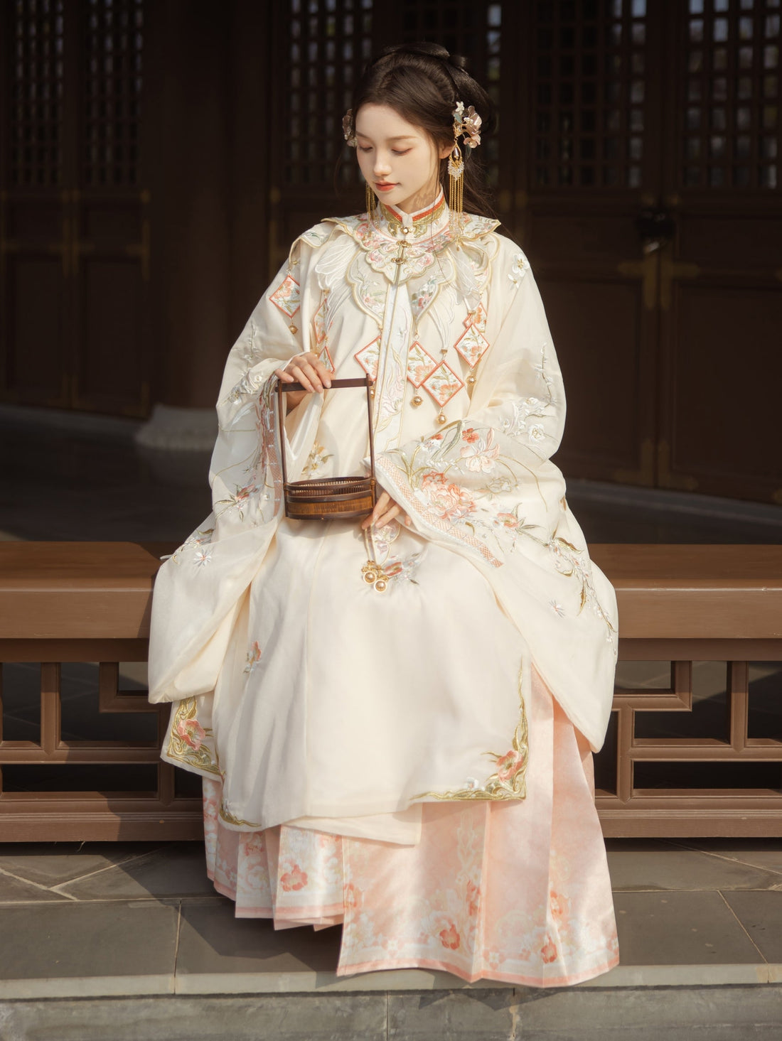 &quot;花团酥&quot; Ming-style Embroidered Hanfu - CHINASQUAD
