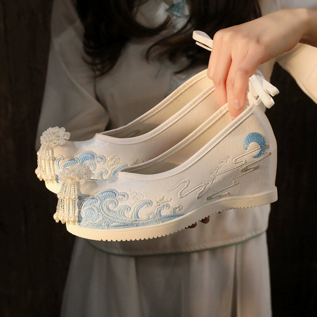 &quot;Sea wave&quot; Embroidered Pointed Toes Floral Hanfu Shoes - CHINASQUAD